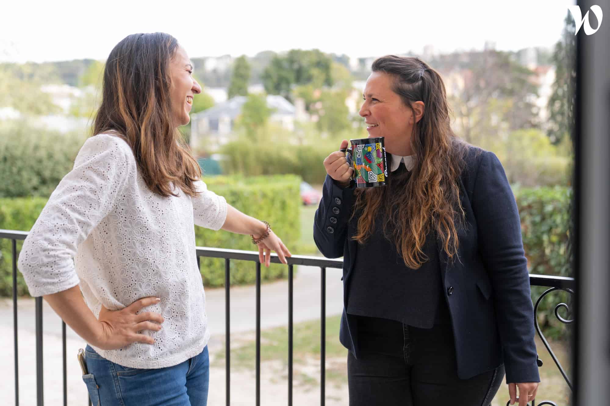 Shifteuses discutent au balcon